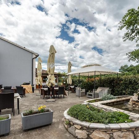 Hotel Tomazici Santalezi 외부 사진