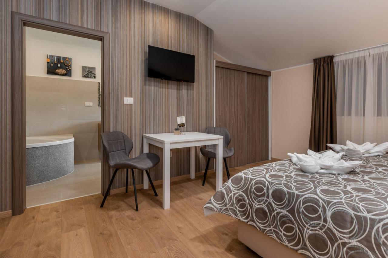 Hotel Tomazici Santalezi 외부 사진