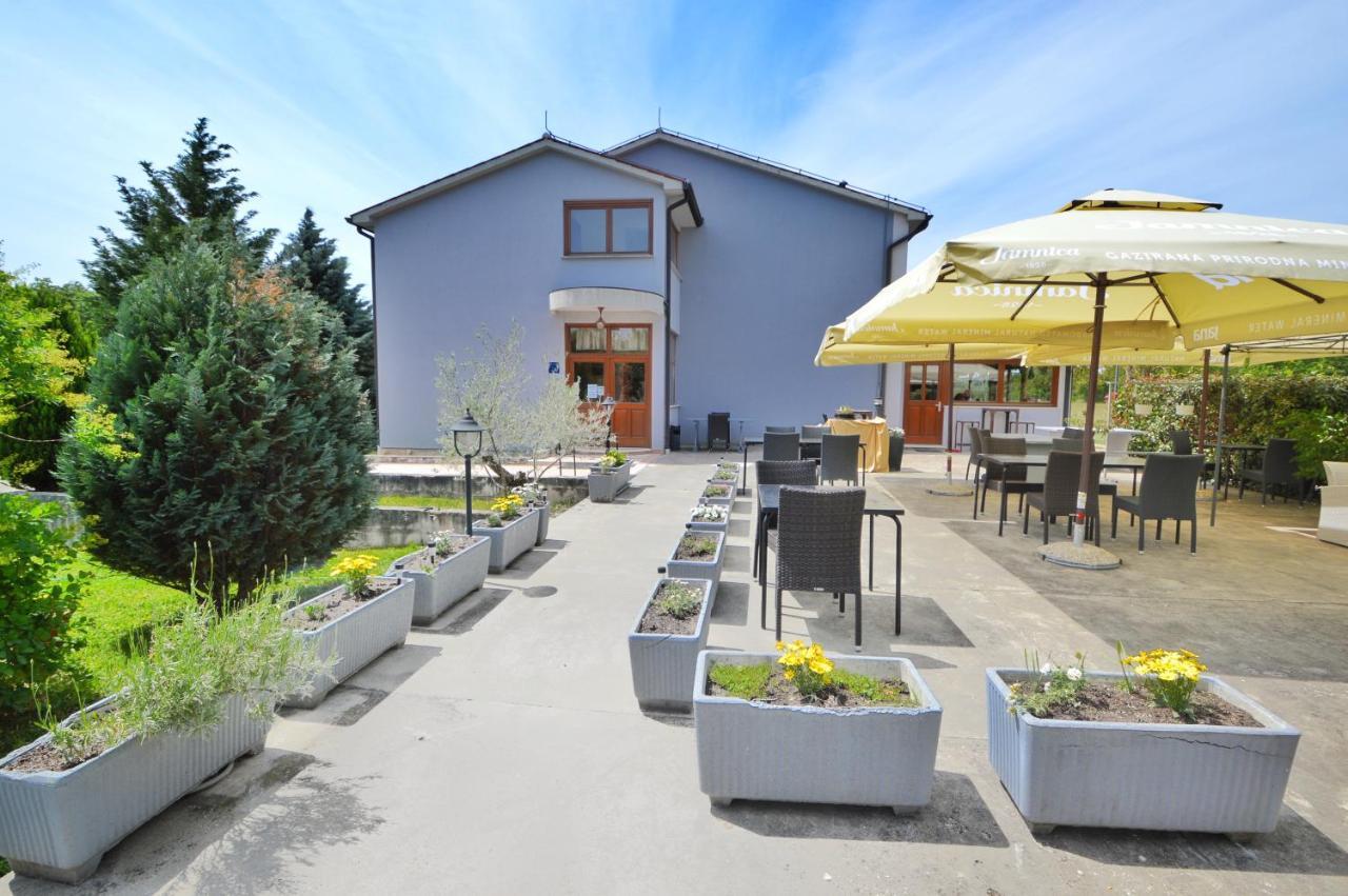 Hotel Tomazici Santalezi 외부 사진